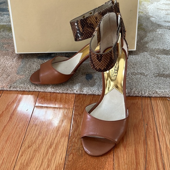 Michael Kors open toe sandal - Picture 2 of 5